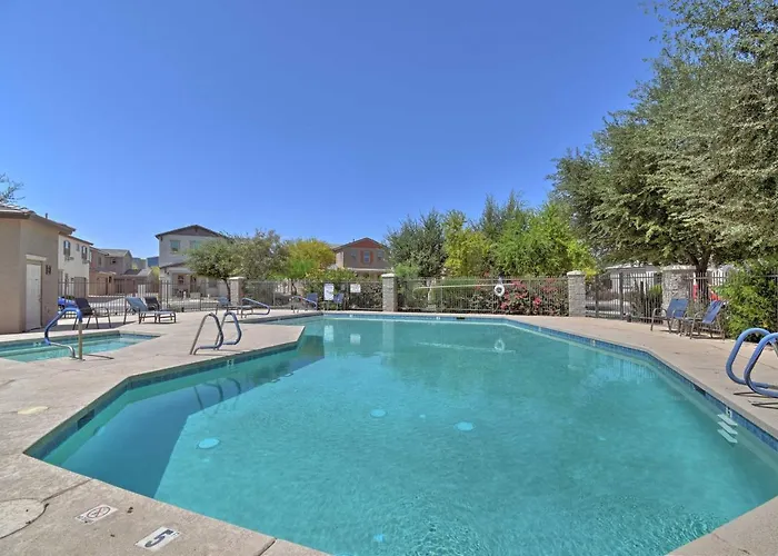 Escape W/ Grill: Community Pool Access! Holiday home *