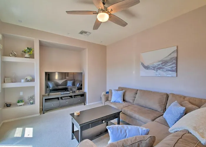 Escape W/ Grill: Community Pool Access! Holiday home