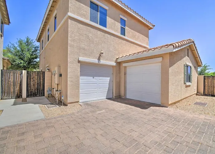 Escape W/ Grill: Community Pool Access! Holiday home Goodyear