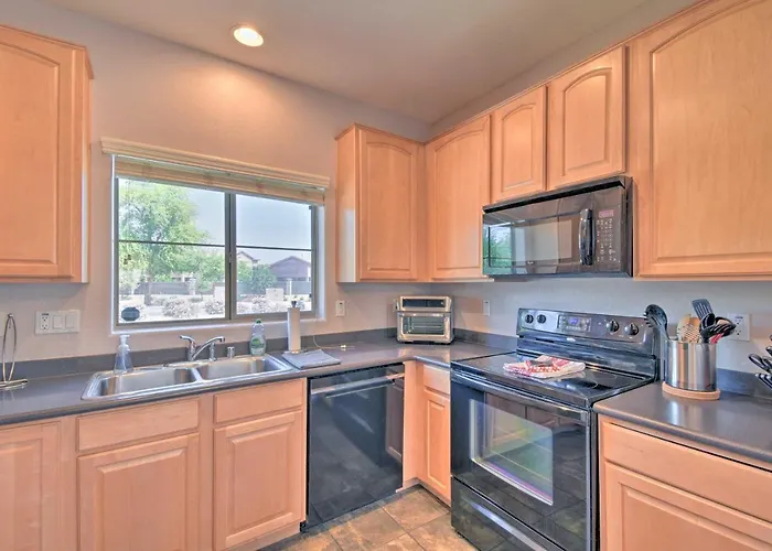 Escape W/ Grill: Community Pool Access! Goodyear