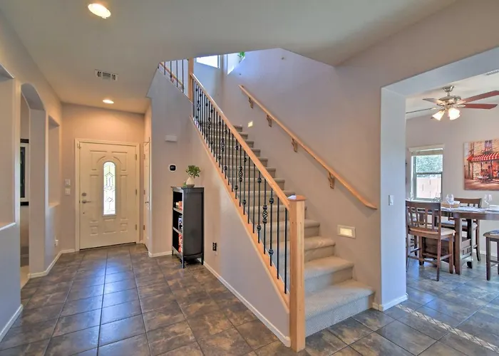 Escape W/ Grill: Community Pool Access! Holiday home Goodyear